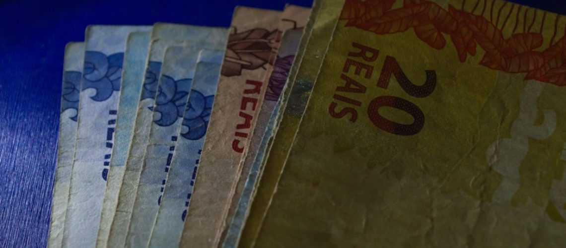 currency-notes-of-a-brazilian-real-lit-dramatically_t20_GJwZ4R