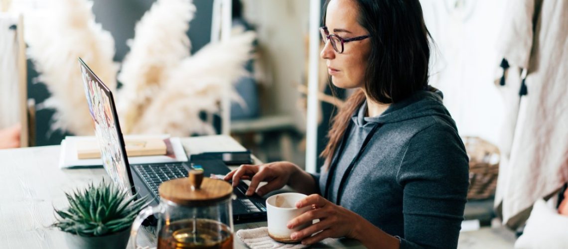woman-female-person-girl-young-people-adult-home-laptop-internet-technology-business-work_t20_rLlRvJ